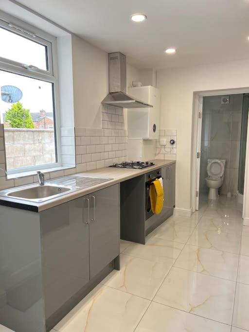 Catherine 5 Bedroom House Crewe Extérieur photo
