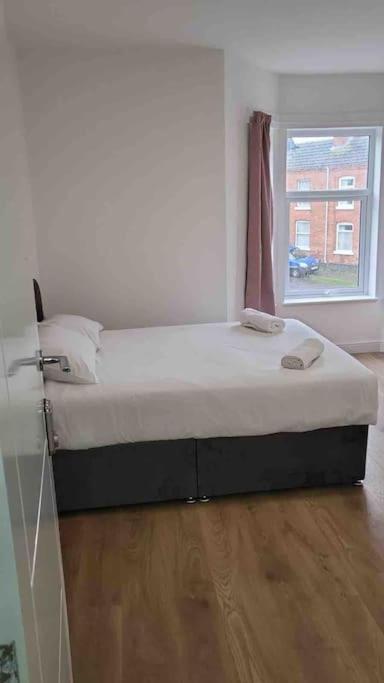Catherine 5 Bedroom House Crewe Extérieur photo